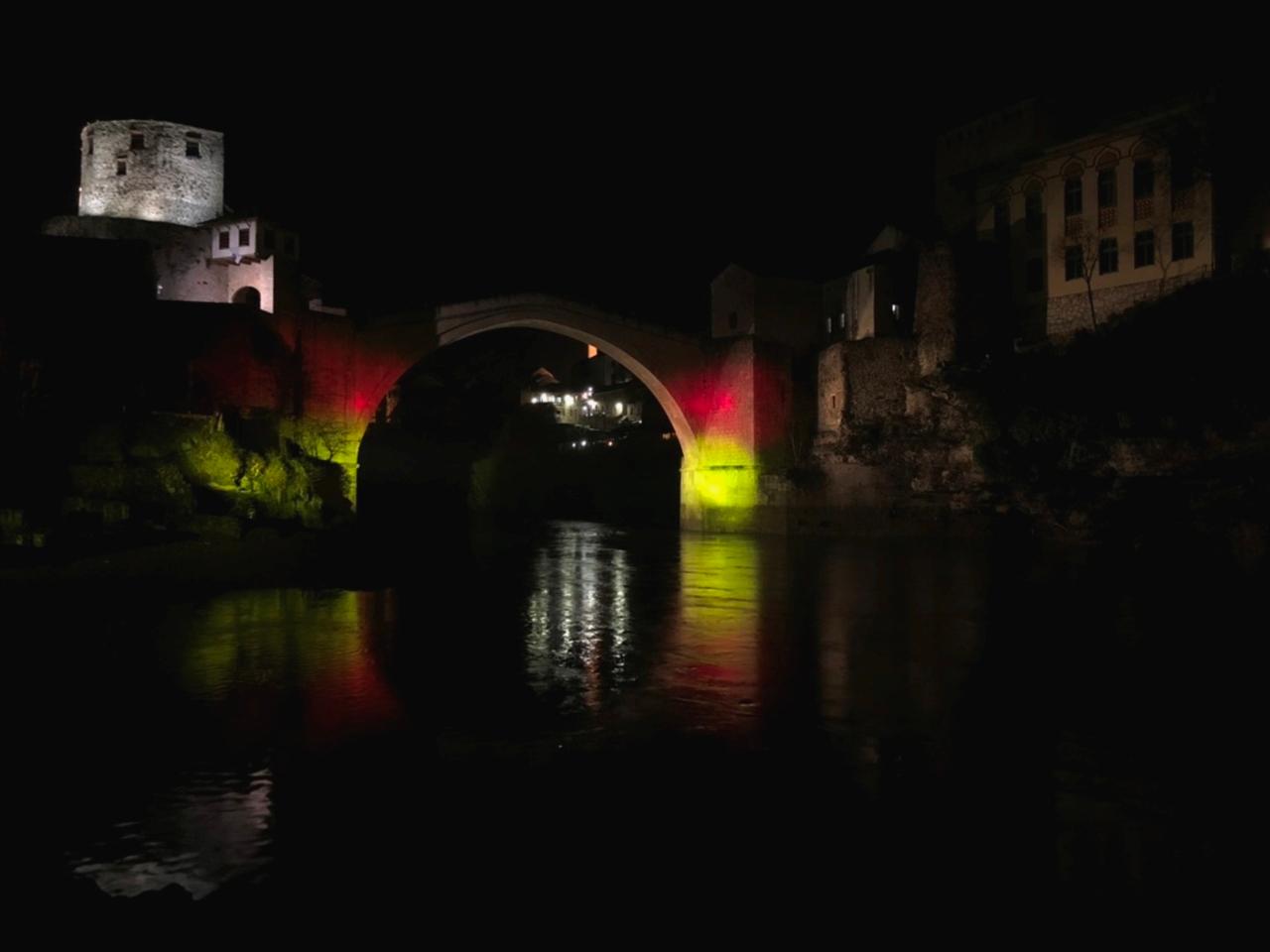 Stari most u bojama Njemačke u znak sjećanja na Klausa Kinkela