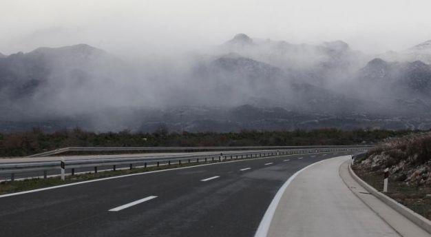 Saobraća se po pretežno mokrom ili vlažnom kolovozu