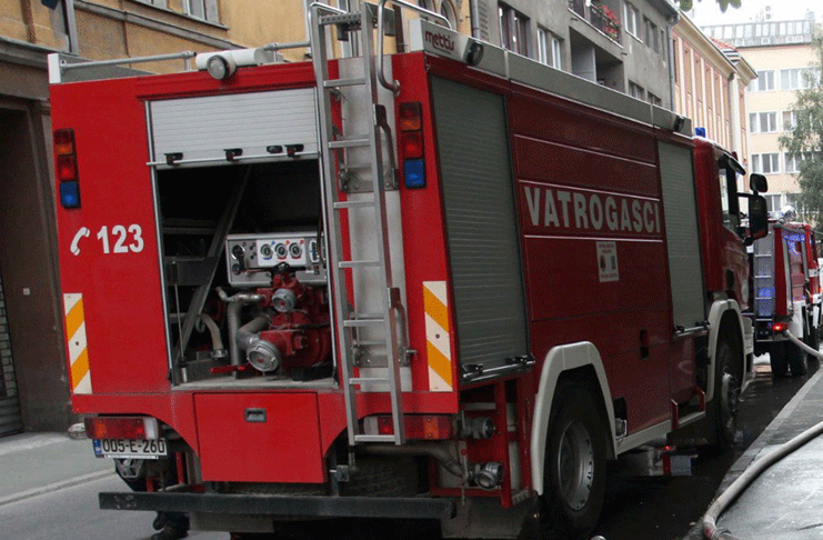 U Buča Potoku izbio požar na pomoćnom objektu, vatrogasci na terenu