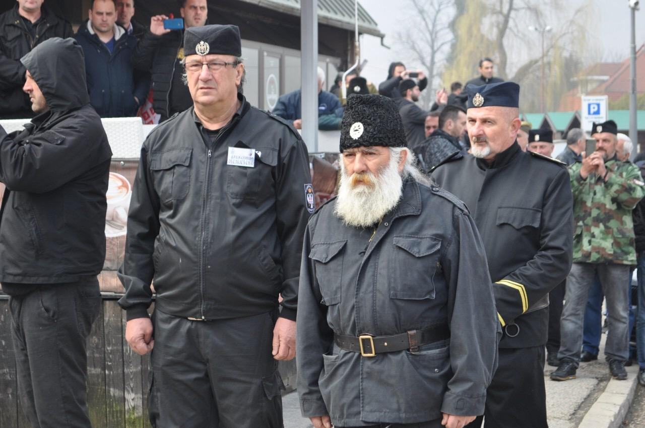 Postrojavanje četnika u Višegradu - Avaz