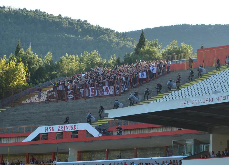 Maskirani huligani kamenovali navijače Sarajeva