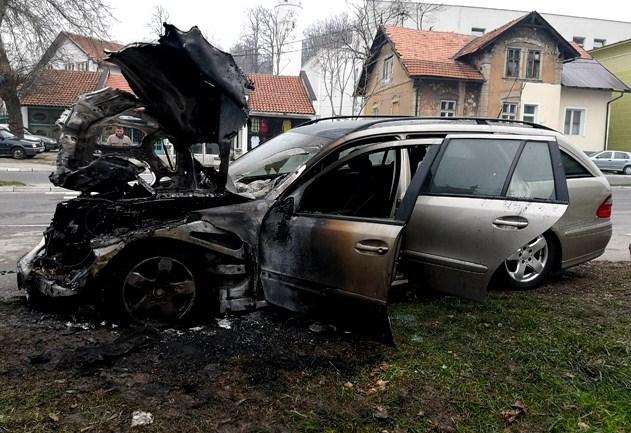 Požar uništio parkirani mercedes