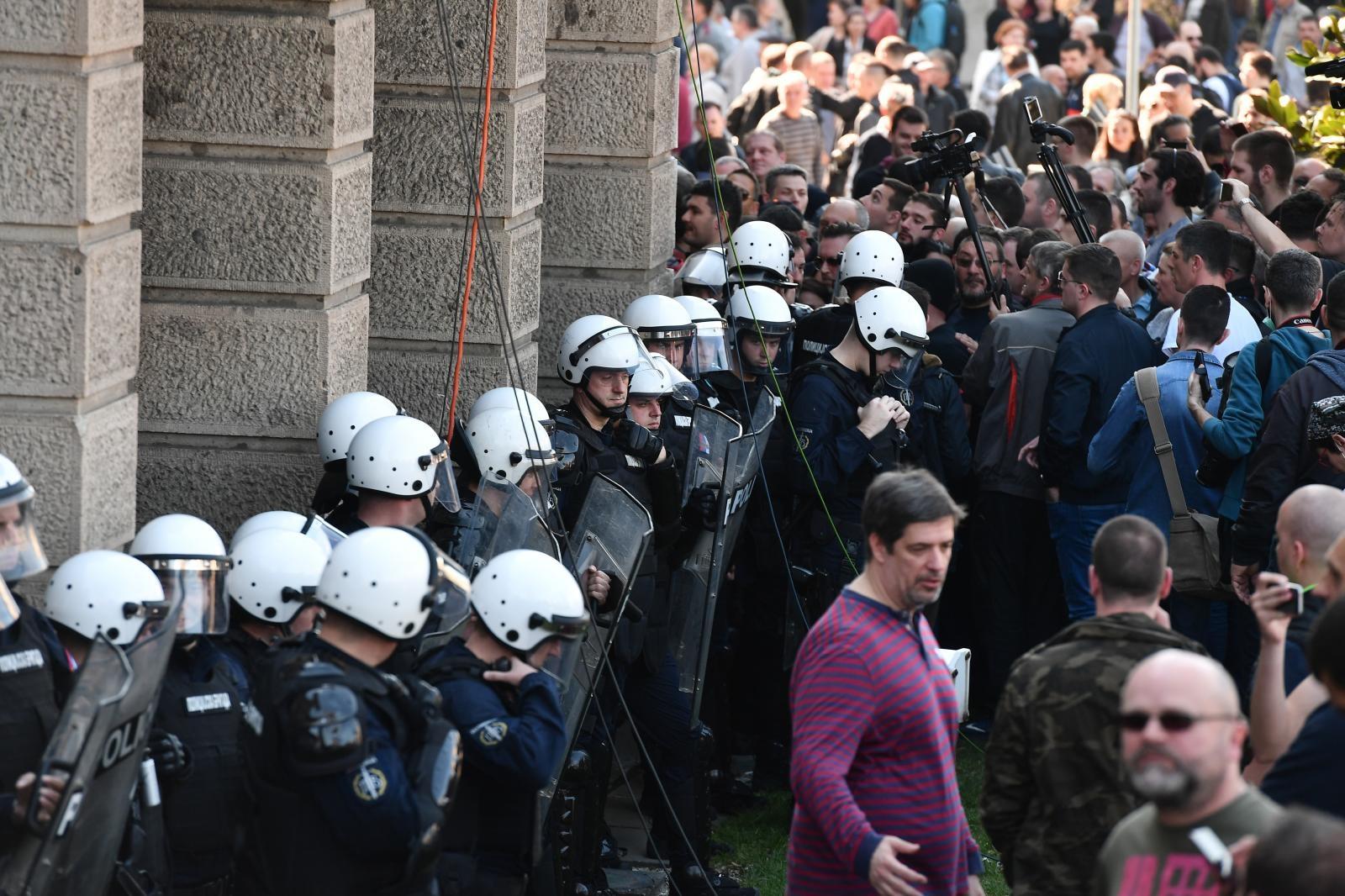 Demonstranti pred zgradom Predsjedništva u Beogradu - Avaz