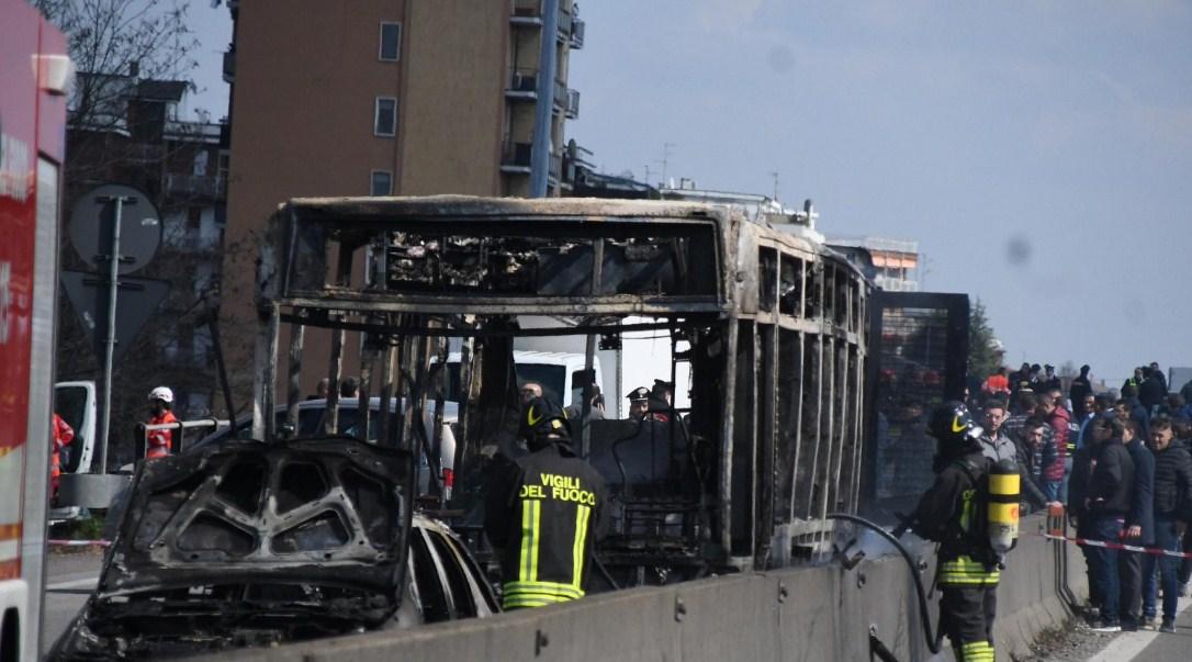 Vozač u Milanu oteo autobus pun djece pa ga zapalio