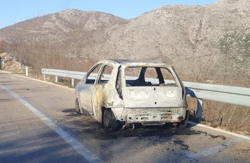 Fiat se zapalio u vožnji i izgorio