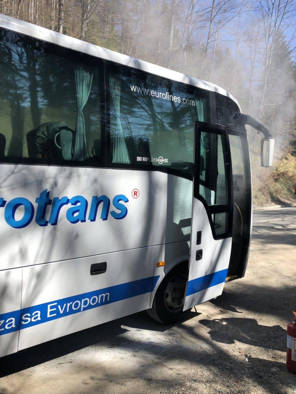 Na Karauli se zapalio autobus koji je prevozio košarkaše