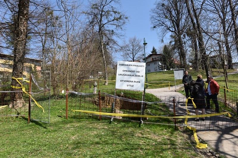 Da bi se sanirala rupa u Velikom parku, potrebno premještanje dva nišana