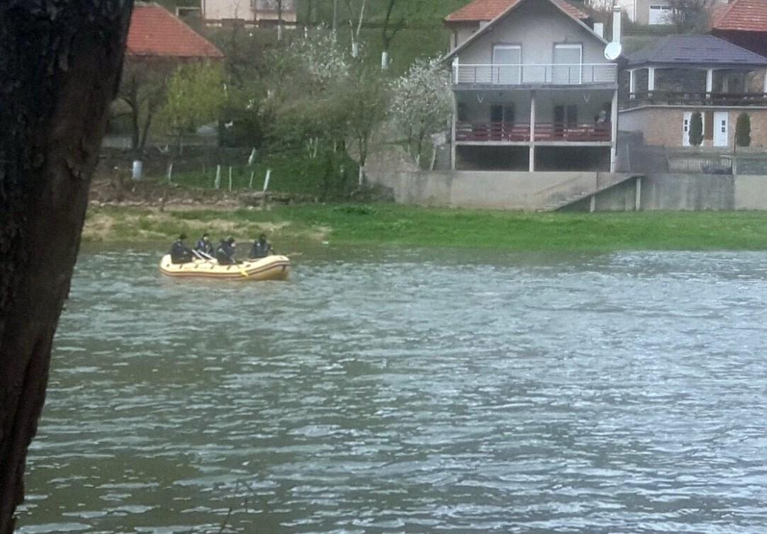 Specijalci u čamcima tragali za nestalim mladićem