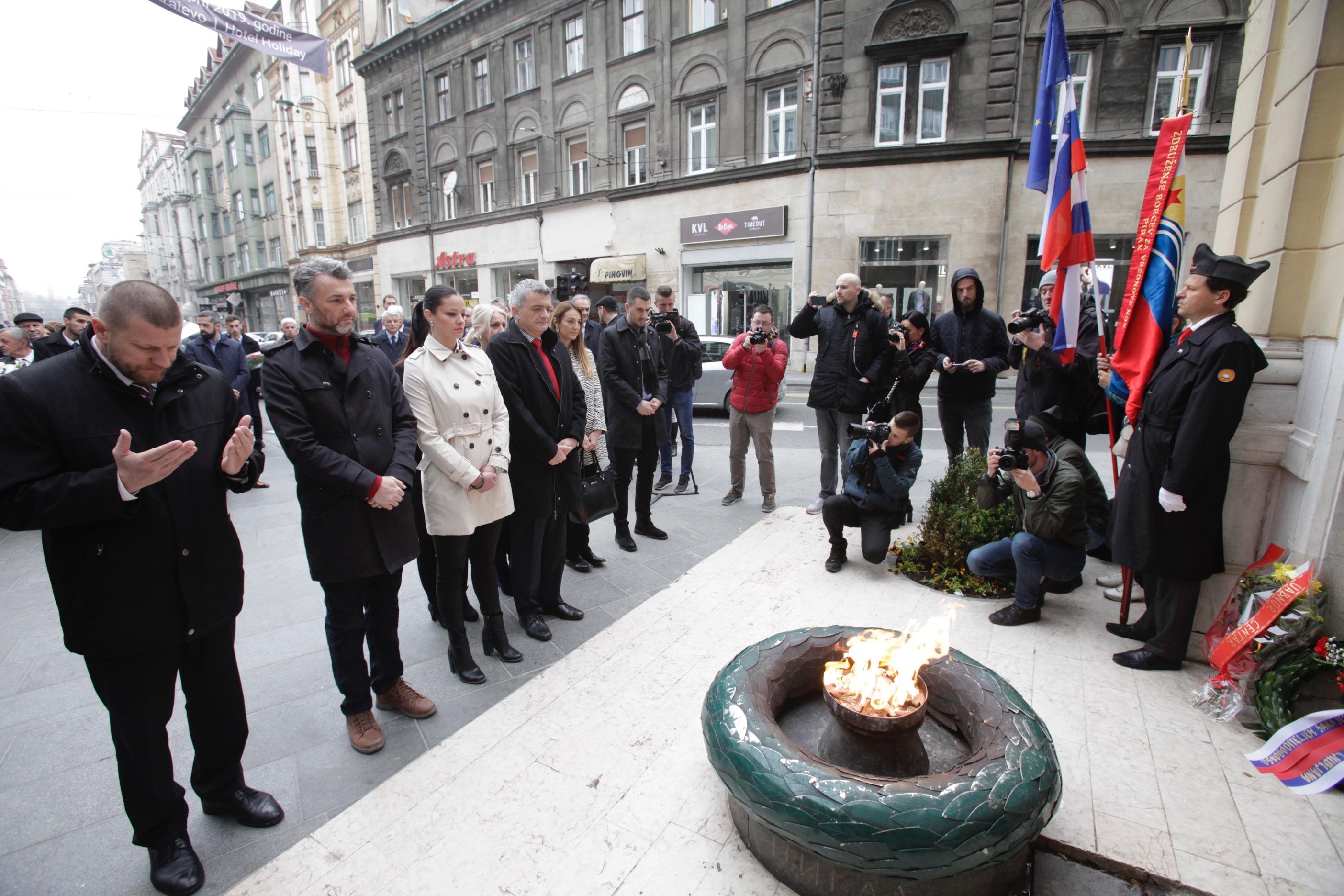 Delegacije položile cvijeće kod Vječne vatre - Avaz