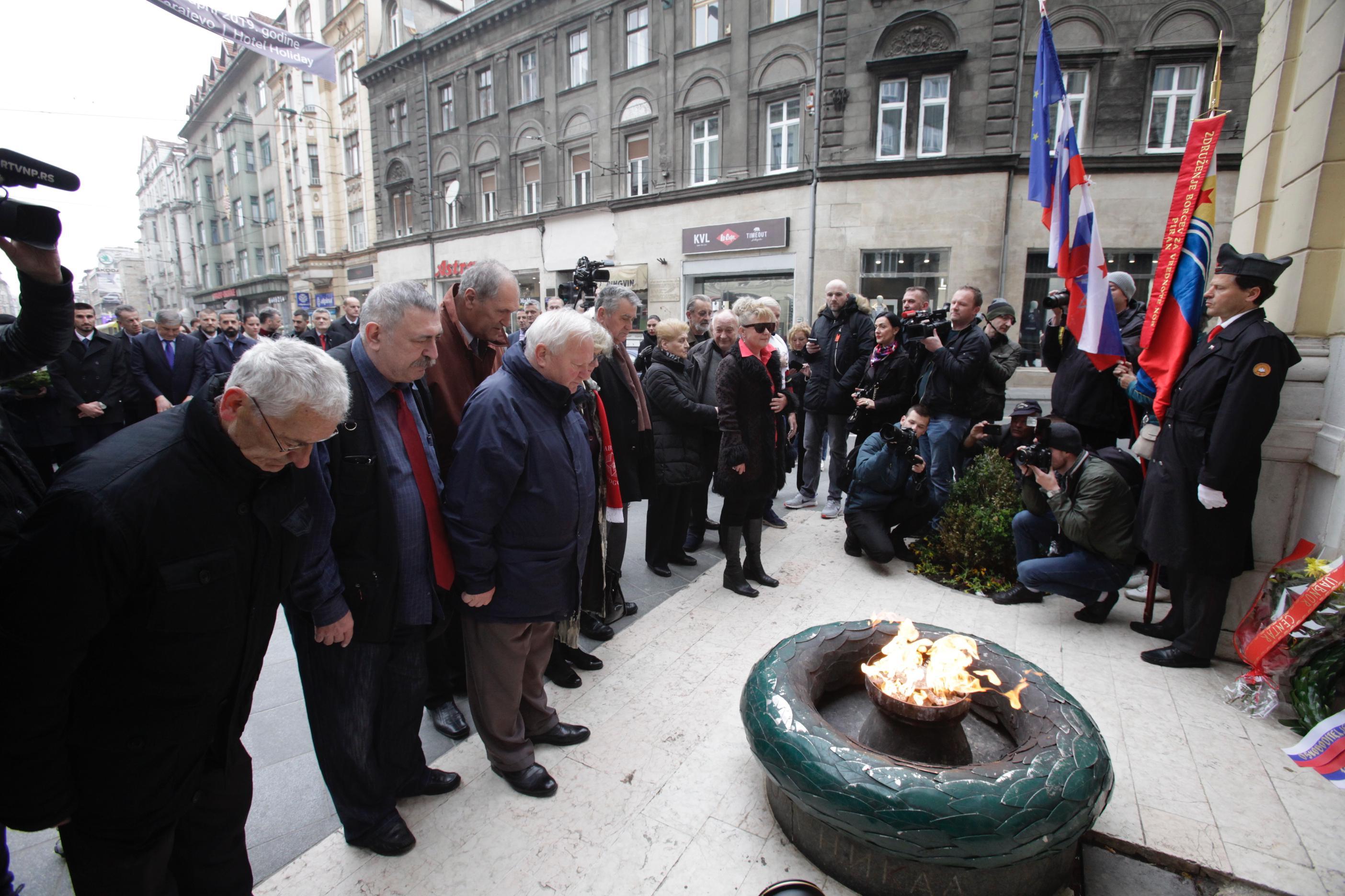 Delegacije položile cvijeće kod Vječne vatre - Avaz