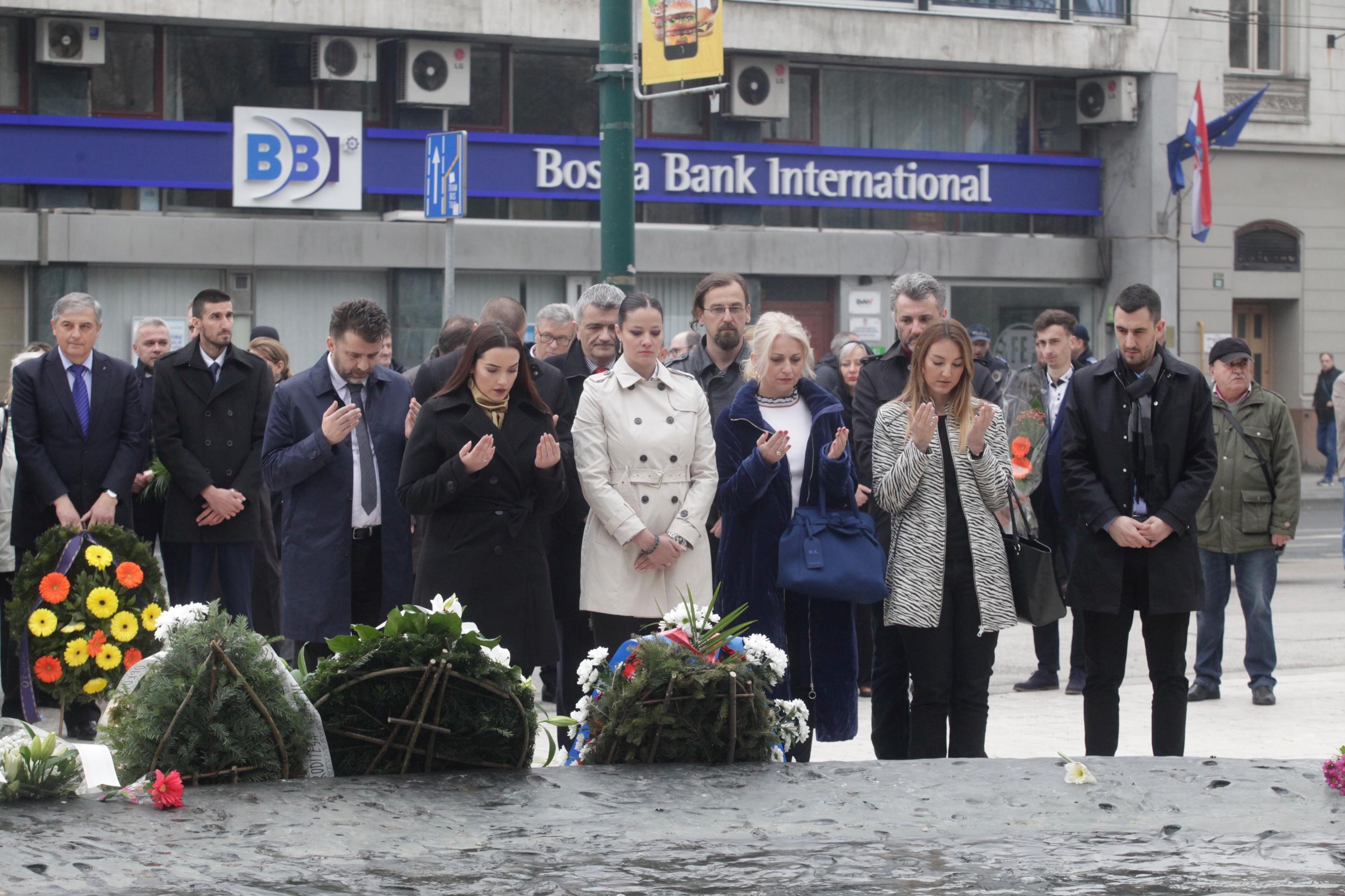 Položeno cvijeće kod Spomenika ubijenoj djeci Sarajeva - Avaz