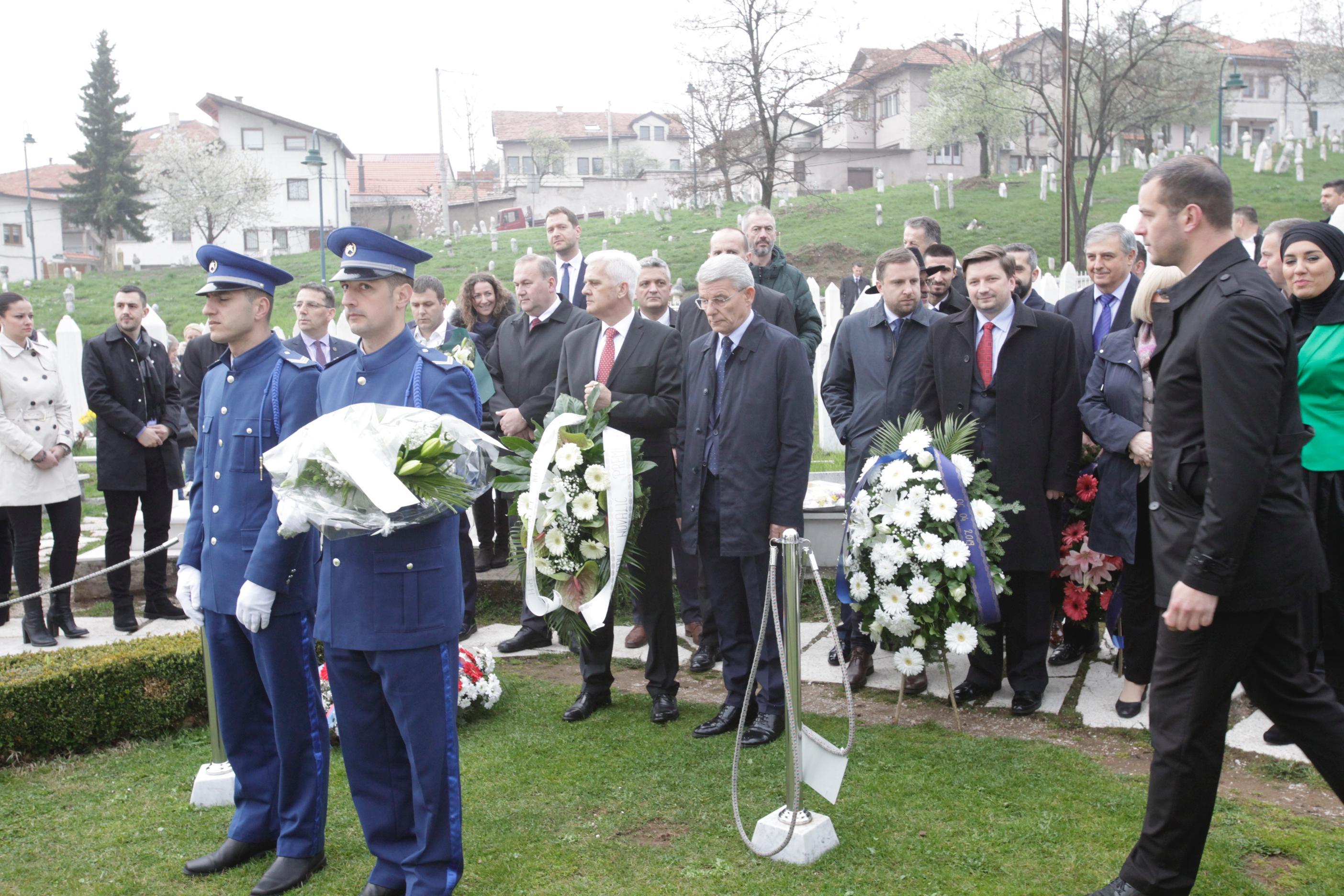 Delegacije položile cvijeće na mezarju Kovači - Avaz