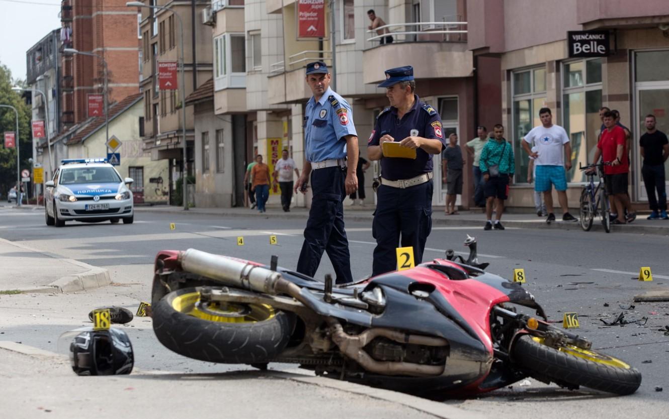 Astrom udario motociklistkinju pa pobjegao