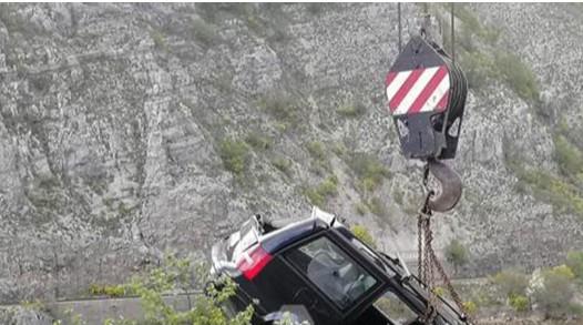 Izvlačenje automobila iz Neretve - Avaz