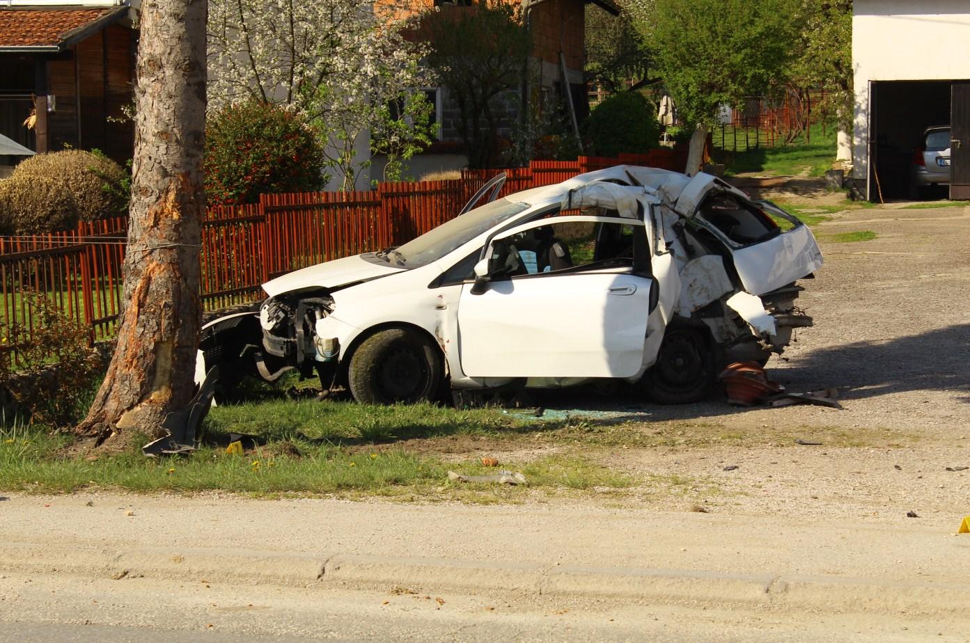 Automobil sletio sa ceste i završio u dvorištu - Avaz