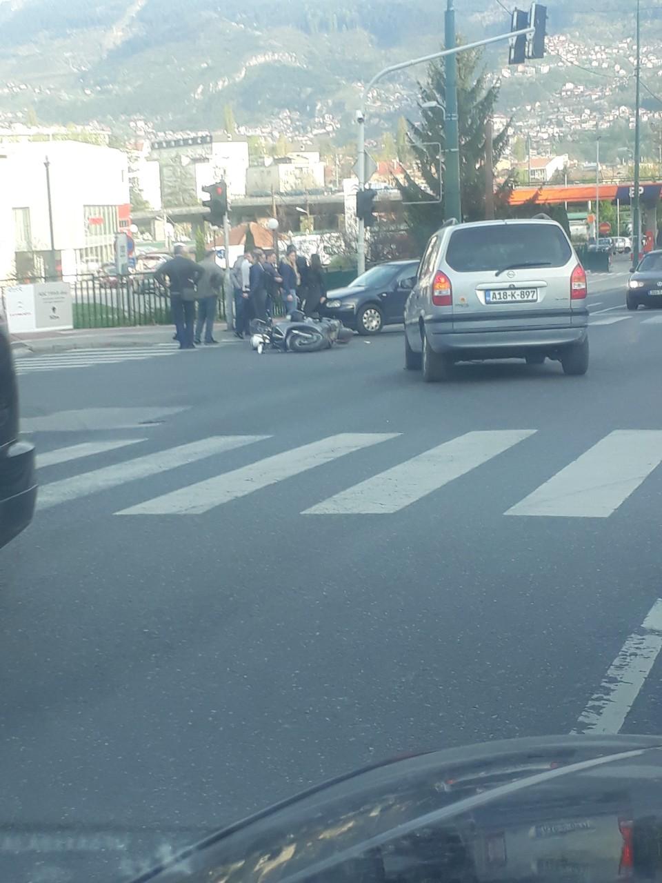 Pogledajte snimak saobraćajne nesreće na Ciglanama u kojoj su dvije osobe povrijeđene