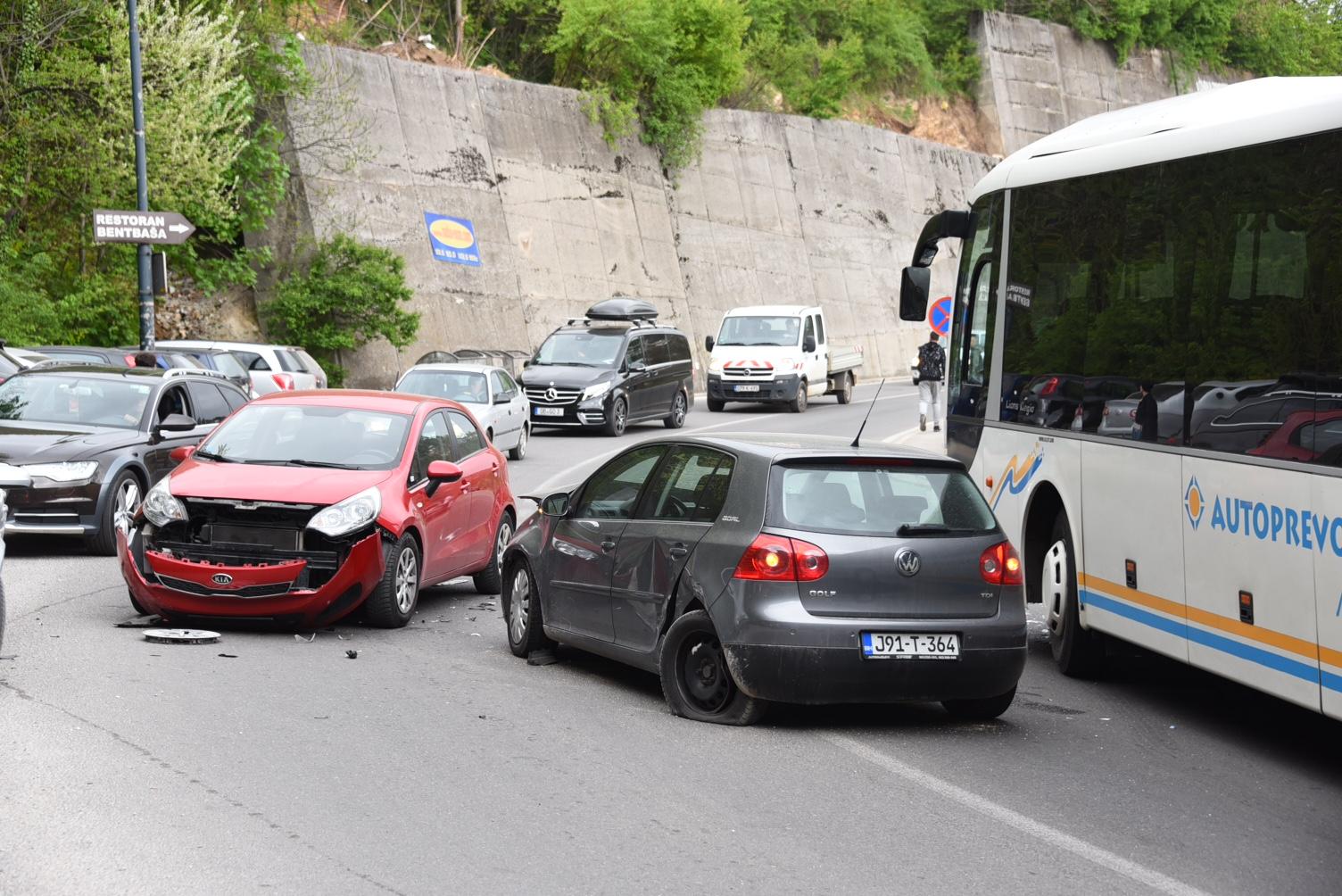 Sudar autobusa i dva automobila u Sarajevu