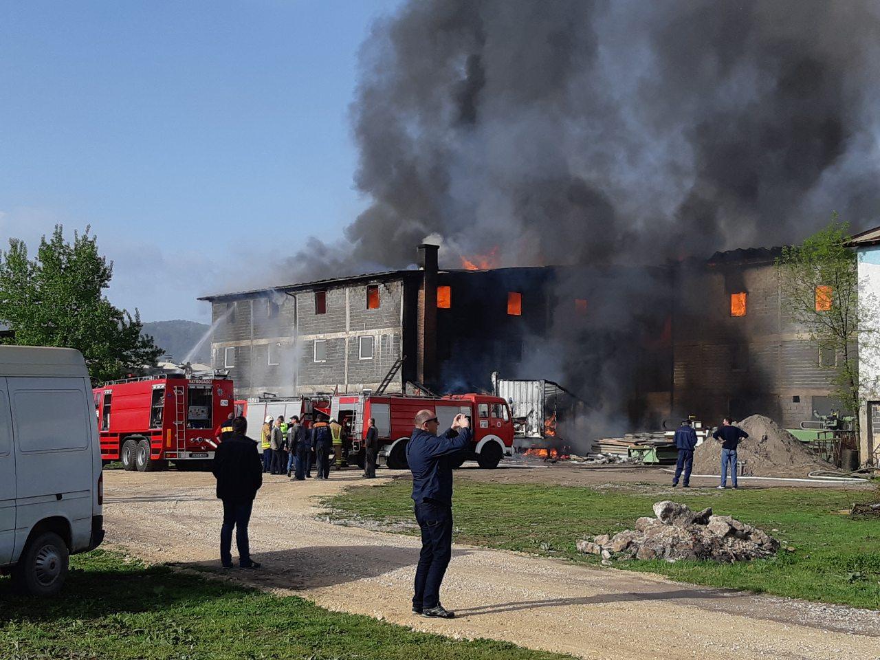 Veliki požar u Ilijašu, gori fabrika namještaja