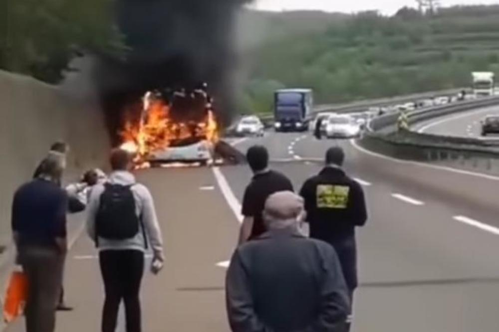 Potpuno izgorio autobus na autoputu Beograd - Niš: Snimak je dramatičan, putnici u šoku