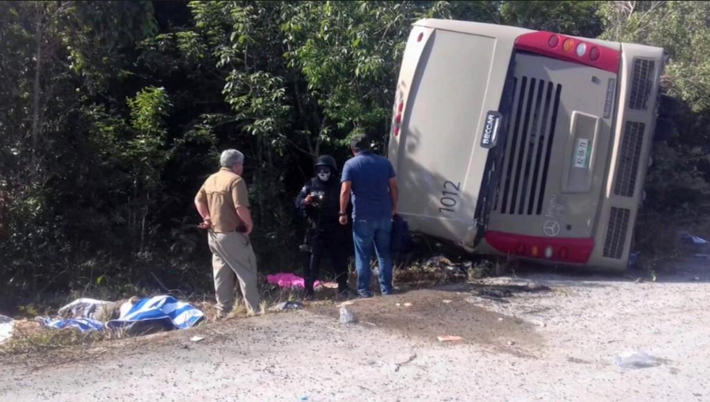 Poginulo 11 osoba u prevrtanju autobusa u Meksiku