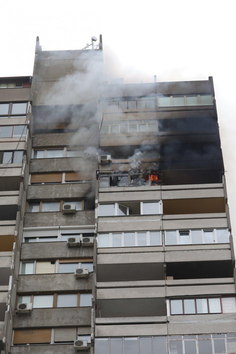 Lokaliziran požar u soliteru na Voždovcu, jedna osoba stradala