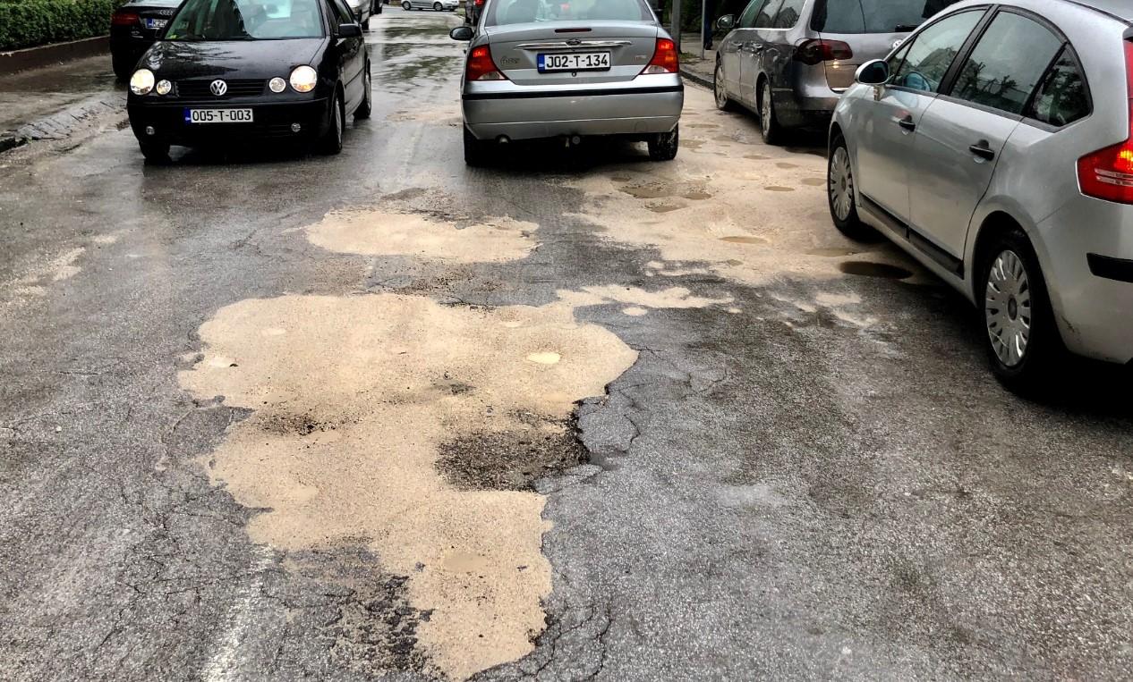 Makadam u centru Zenice, ugroženi pješaci i vozači