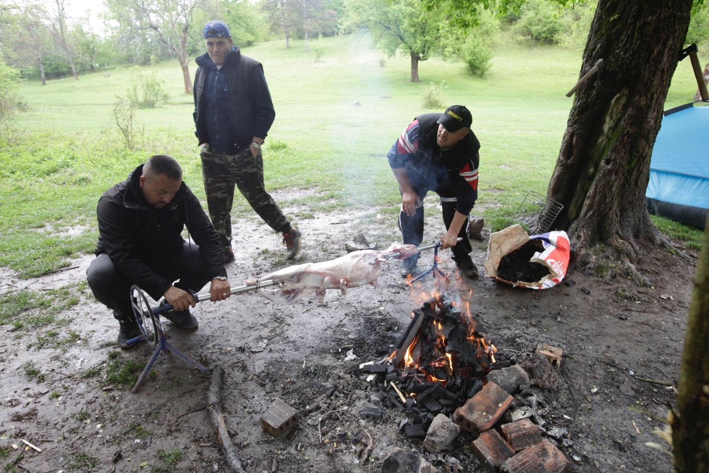 Uprkos lošem vremenu, na Stojčevcu se okreće ražanj