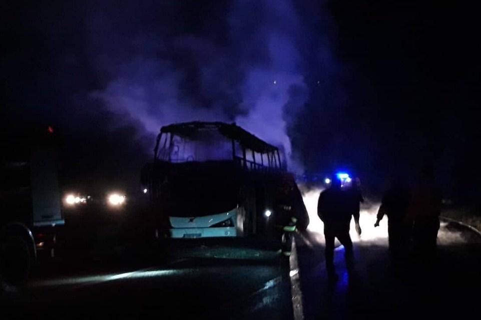 Veliki požar na putu prema Bradini, potpuno izgorio autobus