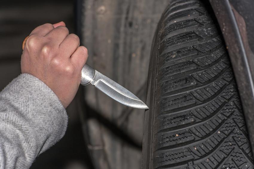 Policija ga zatekla kako nožem buši gume na Peugeotu