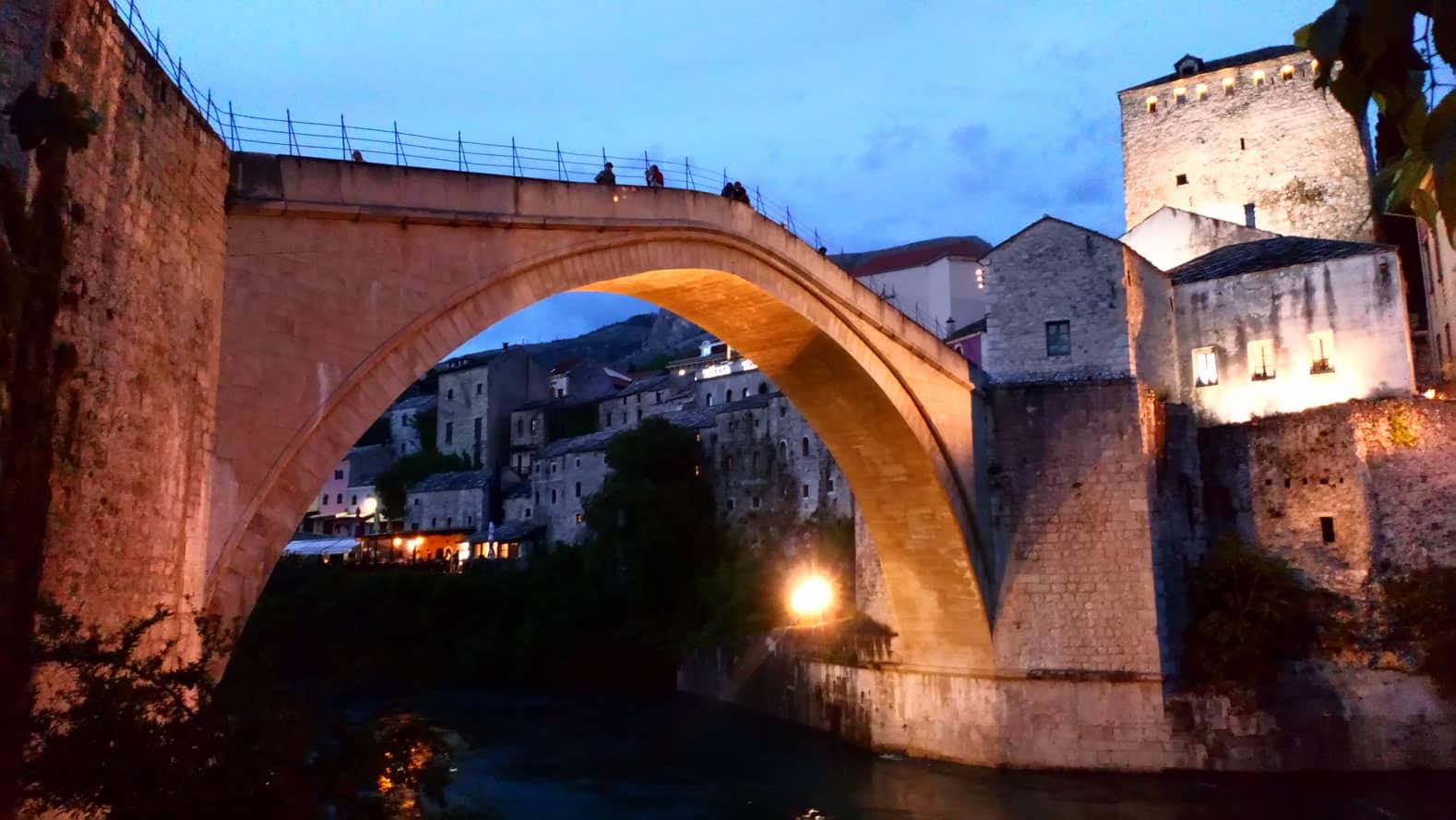 Mostar za vrijeme iftara: Gradom odzvanjaju ezani, mirišu somuni