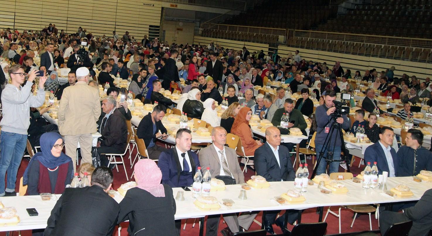 Veliki broj postača došao na iftar - Avaz