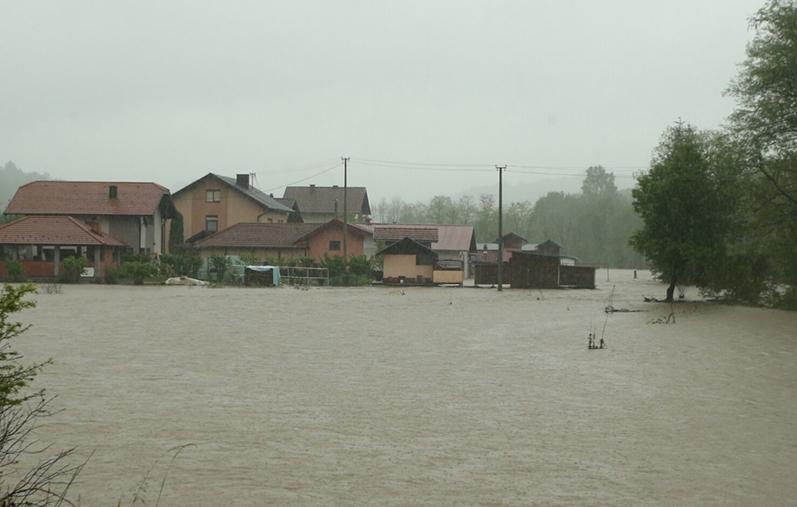 Zbog obilne kiše obustavljena nastava u nekoliko škola u RS