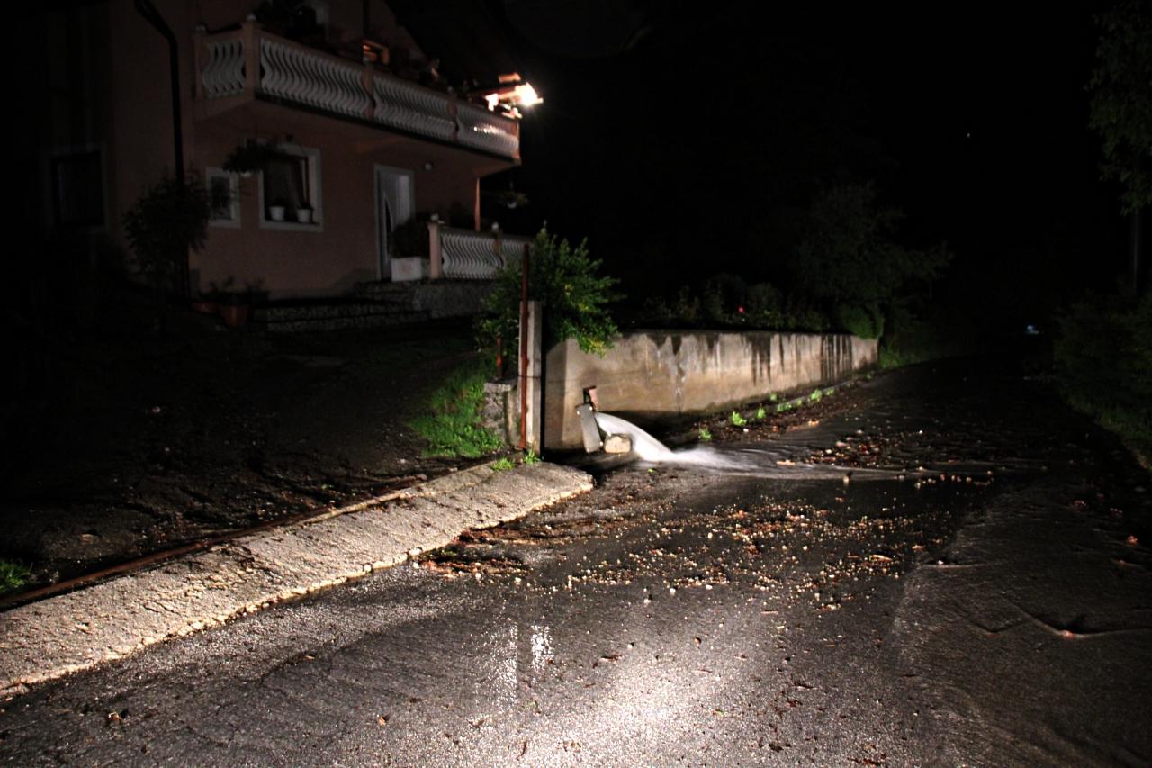 Mještani Željeznog Polja cijelu noć spašavali kuće od plavljenja