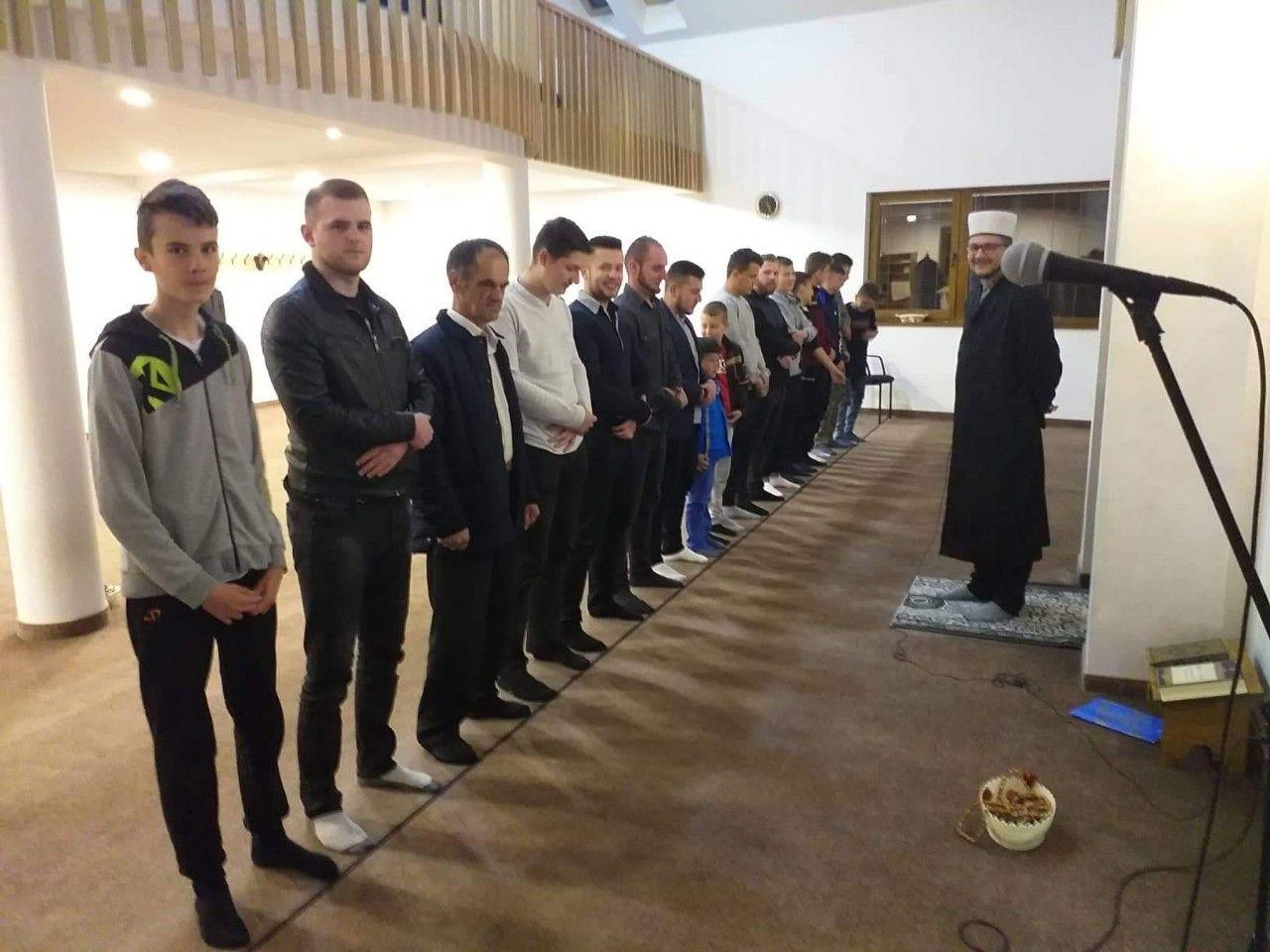 Svake noći se klanja noćni namaz s hatmom