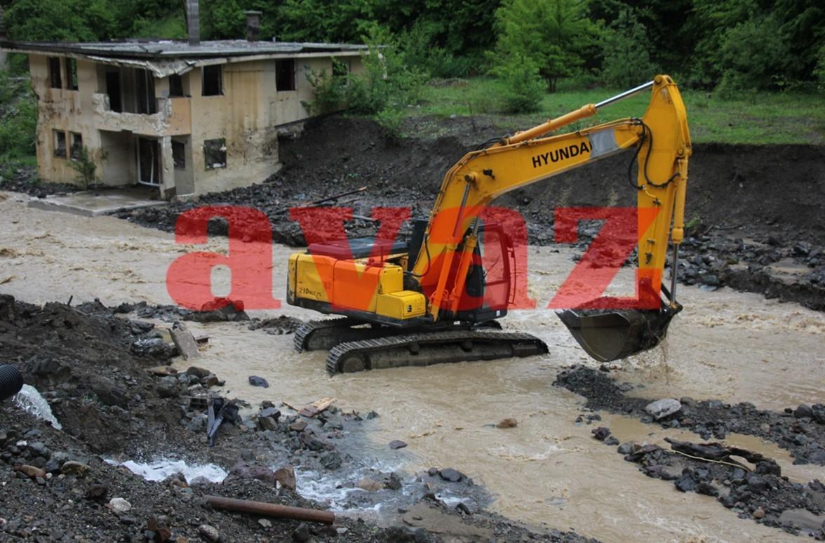 ''Avaz'' u Željeznom Polju: Mašinama čiste korita