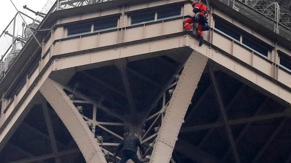 Spasioci pregovaraju sa muškarcem na Ajfelovom tornju