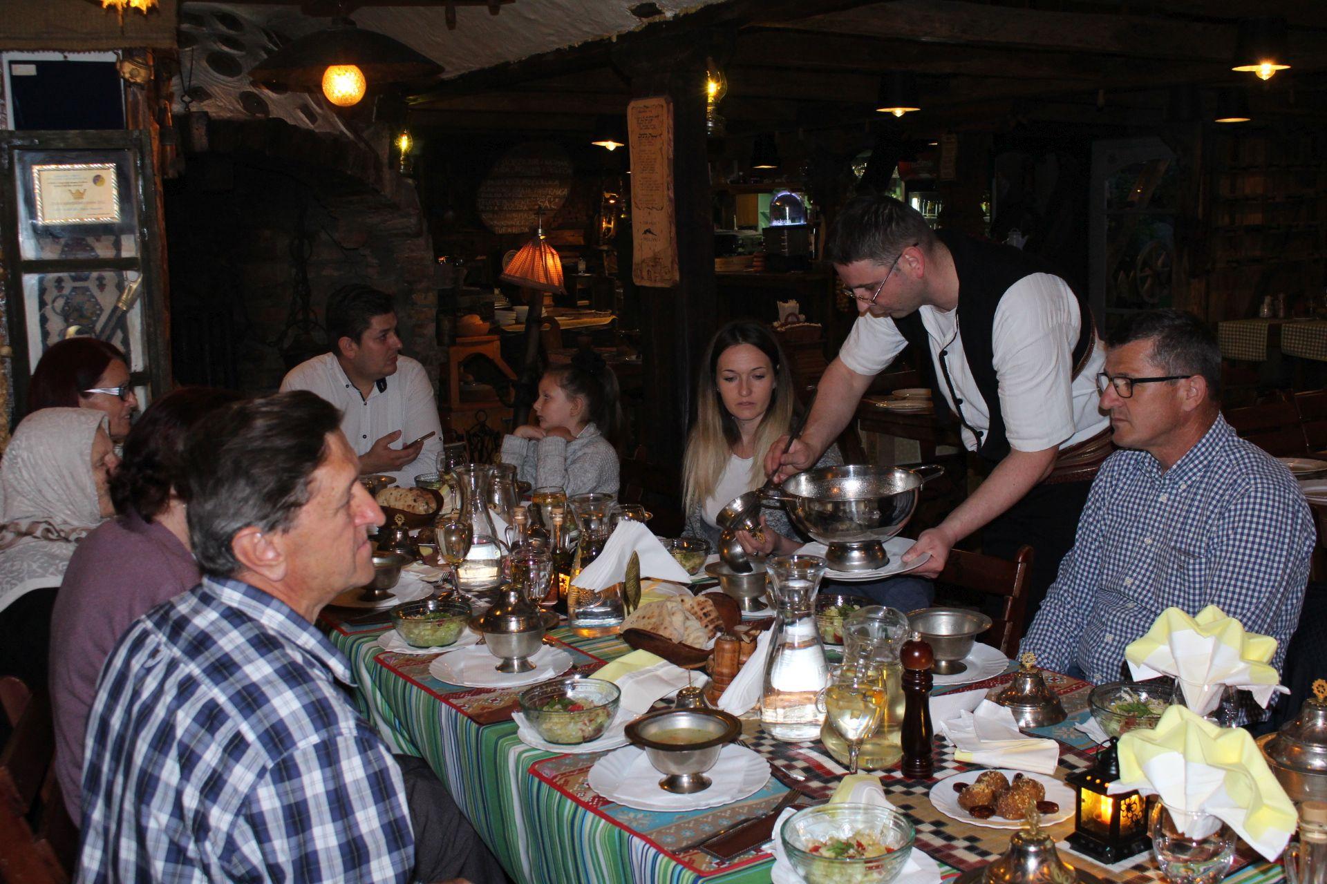 Brojni gosti uživali u iftaru i ljepotama kompleksa - Avaz