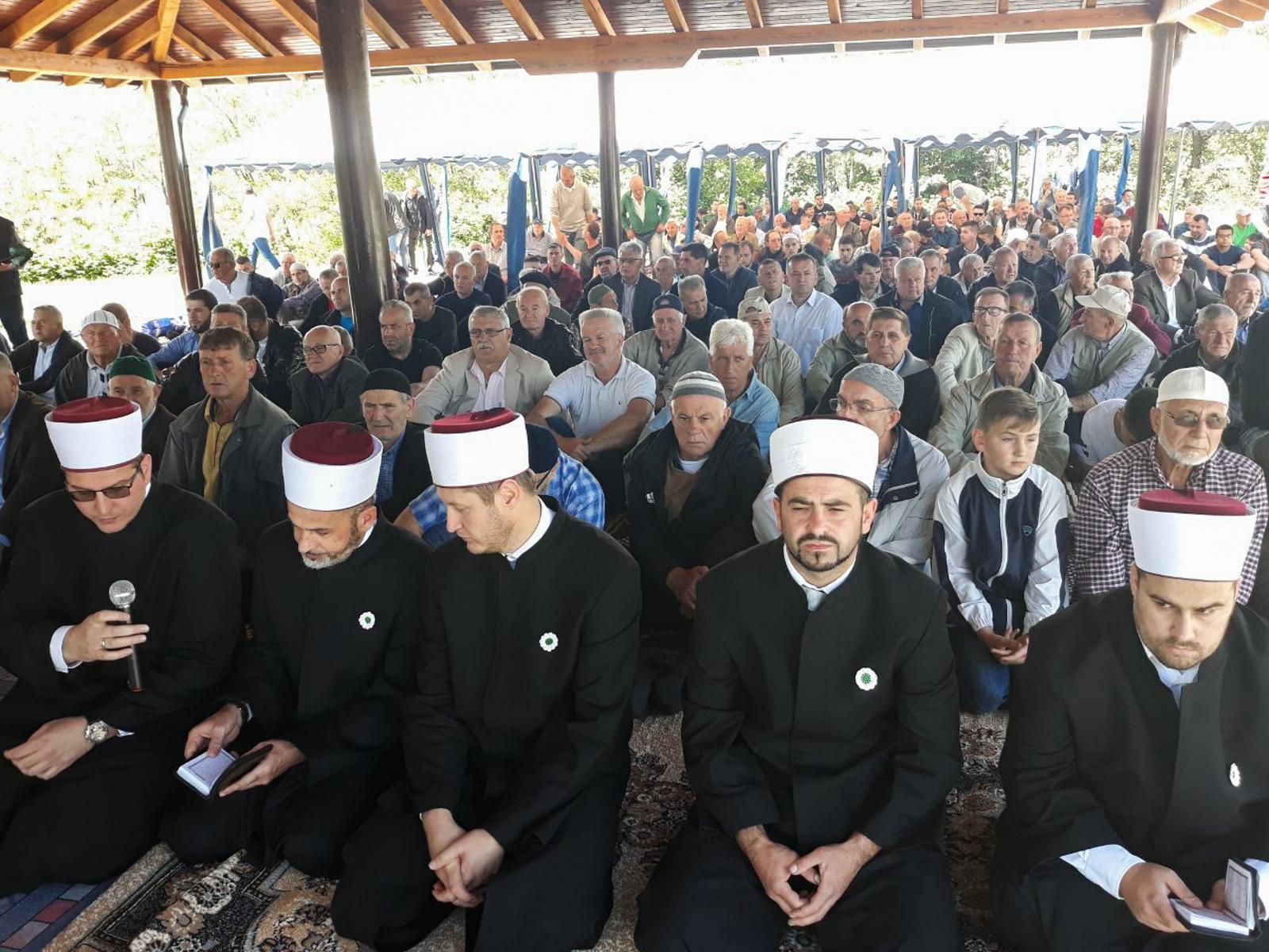 Džuma namaz klanjan na otvorenom - Avaz