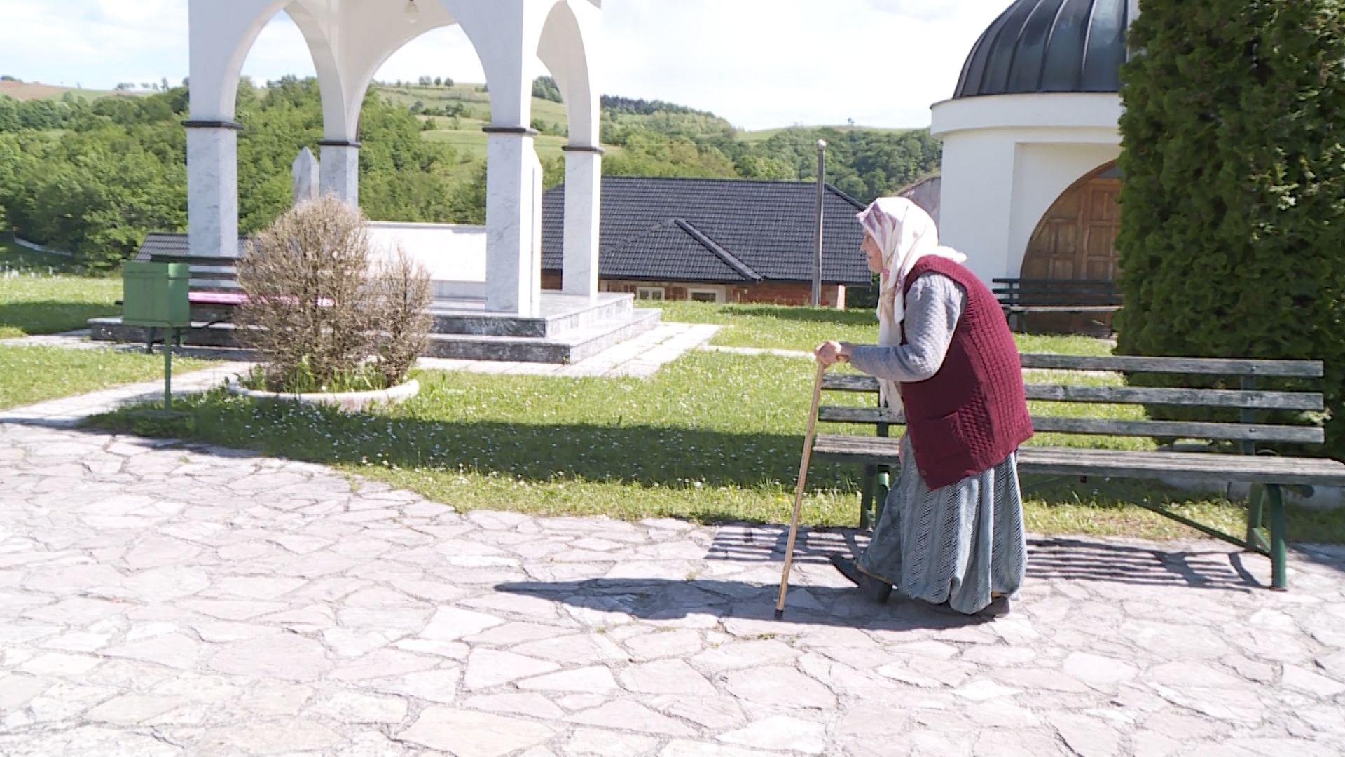 Posti i u devetoj deceniji, do džamije svakog dana pješači sat