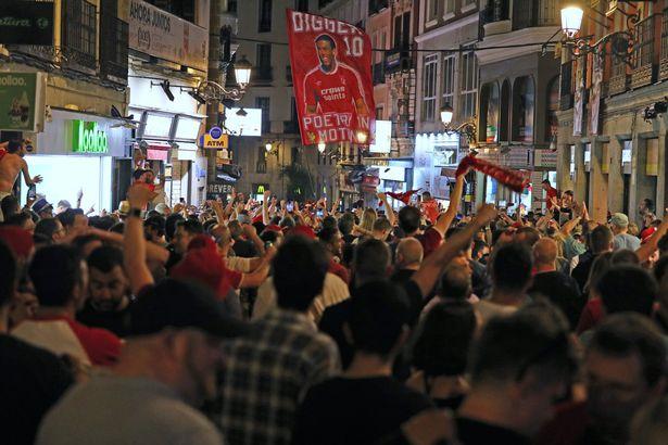 Niko ne zna zašto: Policajci upali u kafić i isprebijali navijače Totenhema, pogledajte šta je ostalo iza njih