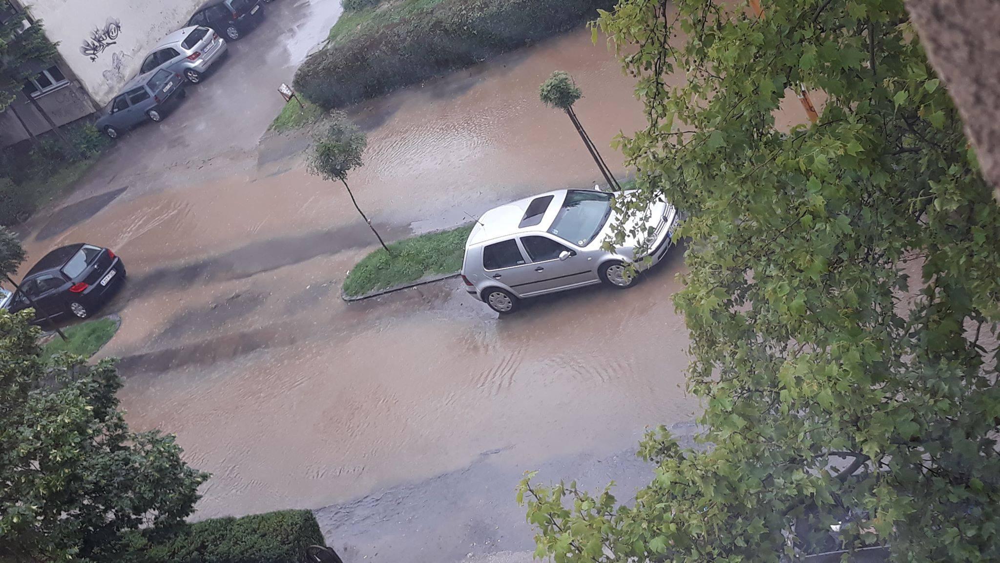 U Lukavcu se izlili lokalni potoci, brojna naselja odsječena