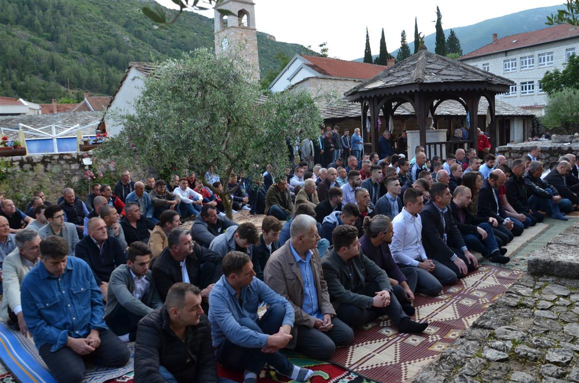 Bajram - namaz u Stocu - Avaz