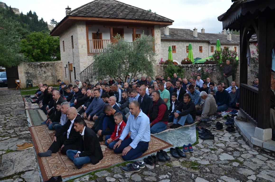 Bajram - namaz u Stocu - Avaz