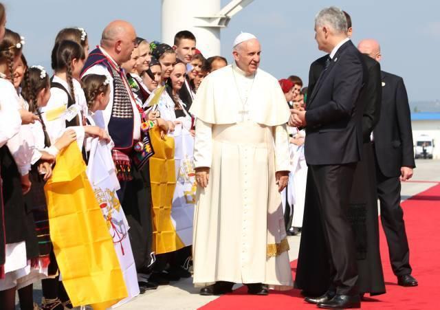 Papu Franju na Aerodromu u Sarajevu dočekao je Dragan Čović, tadašnji član Predsjedništva BiH - Avaz