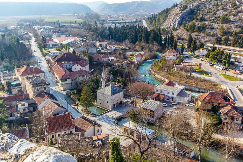 Nakon defilea crnokošuljaša, ogorčeni Stočanin poslao poruku zvaničnom Sarajevu: Nije vam lako, u ćevapima tri puta više germe