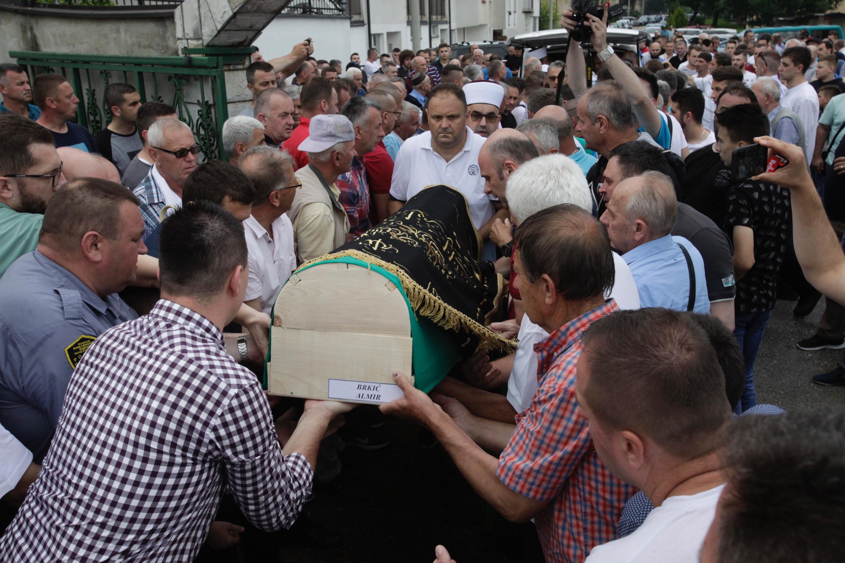 Dženaza nastaradalim Brkićima - Avaz