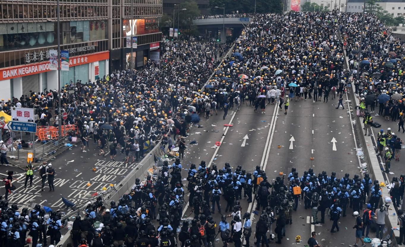 Na ulicama Hong Konga i dalje nekoliko desetina hiljada demonstranata, u neredima povrijeđene najmanje 22 osobe