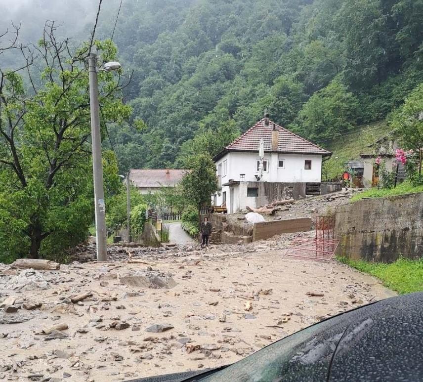 Kolaps kod Vranduka: Klizište blokiralo alternativni put