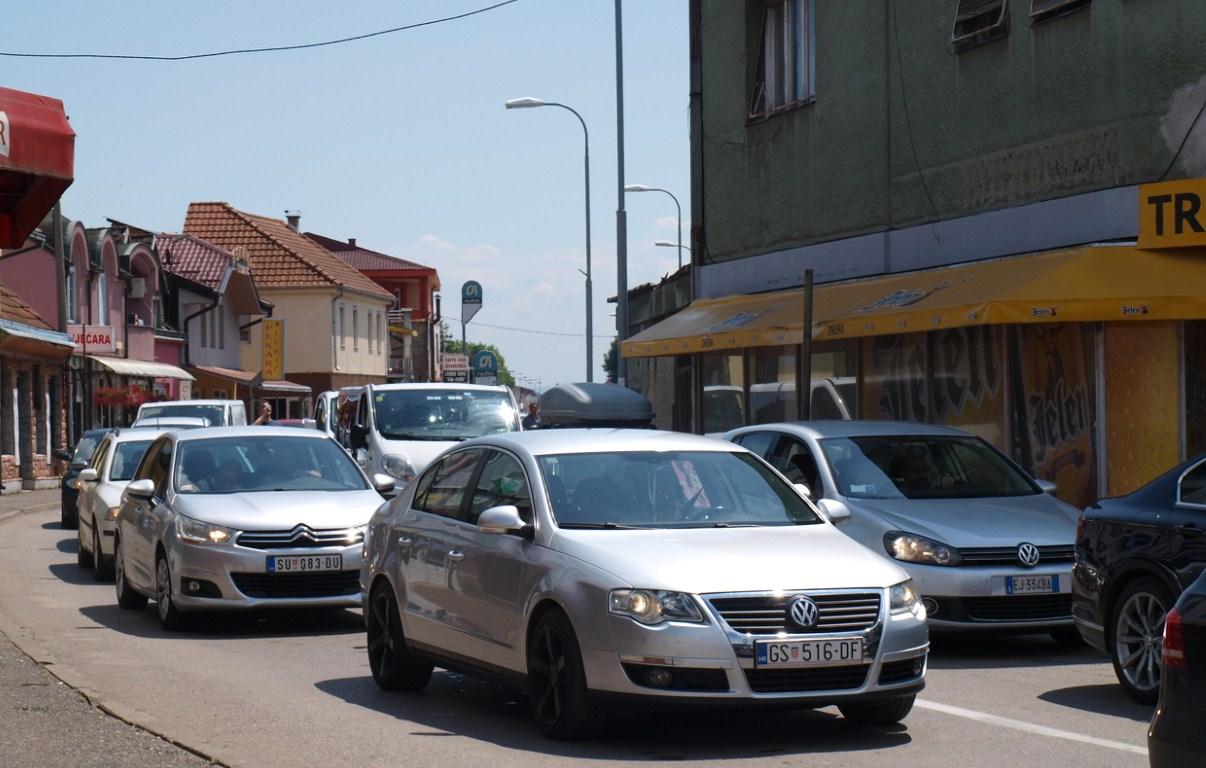 Granični prijelaz Bosanska Gradiška: Prevoze automobile na hrvatsku stranu kad nema gužvi, pa se pješke vraćaju u BiH