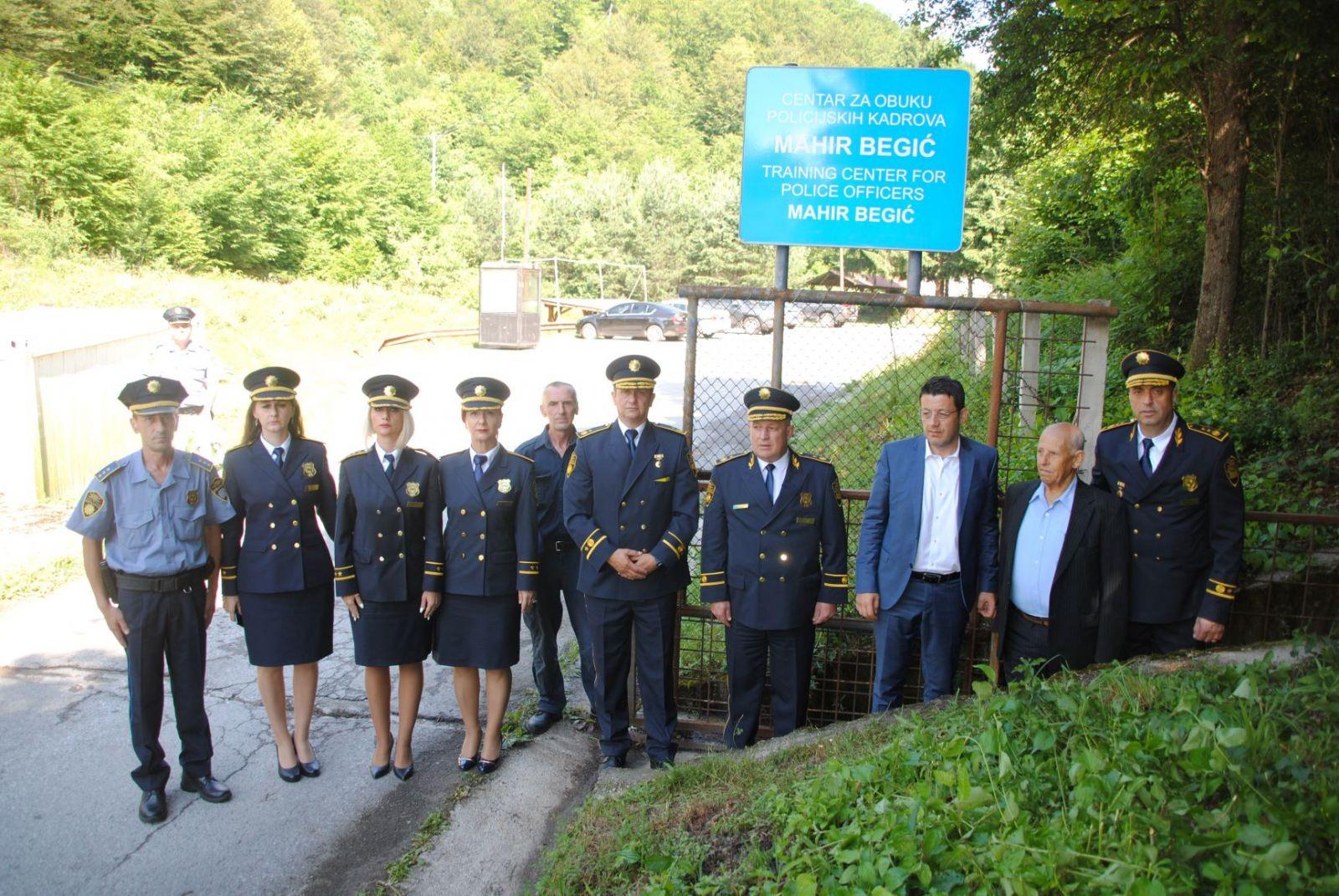 Otkrivena spomen-ploča u čast ubijenog policajca Mahira Begića